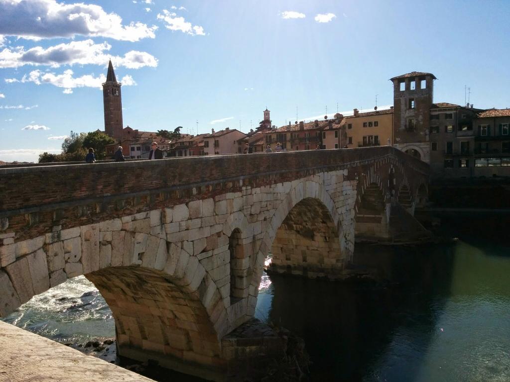 Across The River And Into The Trees Verona Rum bild