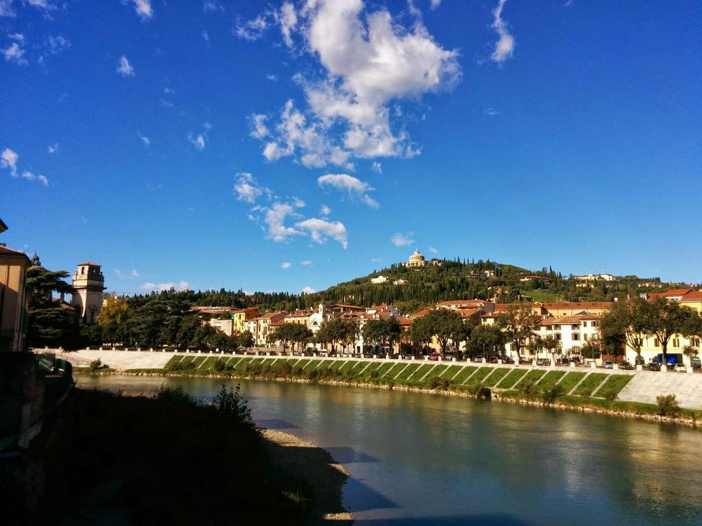 Across The River And Into The Trees Verona Rum bild